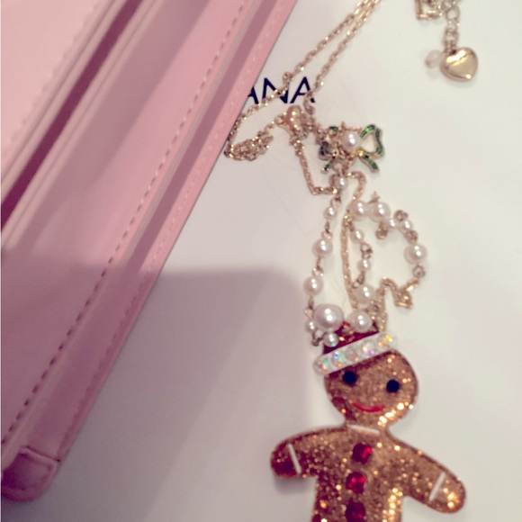 Adorablee gingerbread necklace by Betsy Johnson - Picture 2 of 4